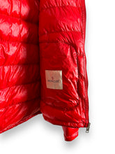 Lade das Bild in den Galerie-Viewer, Moncler Acorus Light Daunenjacke
