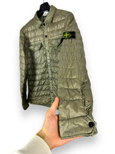 Lade das Bild in den Galerie-Viewer, Stone Island Light Daunen-Overshirt
