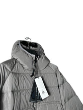 Lade das Bild in den Galerie-Viewer, CP Company Goggle Daunenjacke
