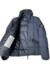 Lade das Bild in den Galerie-Viewer, Stone Island Garment Dyed Daunenjacke
