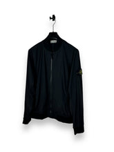 Lade das Bild in den Galerie-Viewer, Stone Island Skin Touch Nylon-TC Bomberjacke
