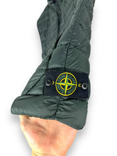 Lade das Bild in den Galerie-Viewer, Stone Island Garment Dyed Micro Yarn Daunenweste
